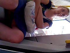 Brandi love jeune dans la piscine