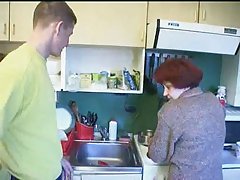 Verunka pose sur un arbre