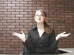 La jeune salope ne veut pas avaler le sperme de son mec