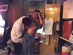 Élégant maman a donné un gars orageux orgasme