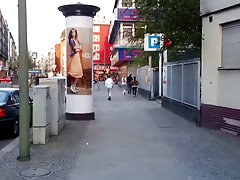 Le gars a vendu la jeune fille son