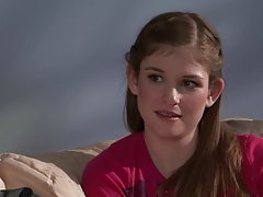 Le massage doux pour les hommes et écarté par les pieds en cadeau