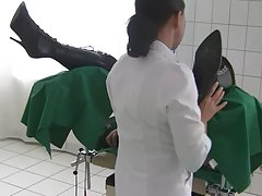 Le sexe avec la beauté de la peau foncée dans le salon de l'automobile