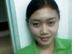 Dans les toilettes, rencontre un membre sortant du trou dans le mur!