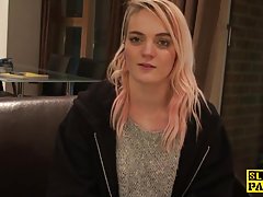 Alison avec de gros seins taquine, puis finit sur le lit!