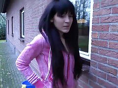 Brunette se masturbe sur une chaise