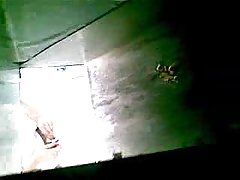 La jeune fille montre son corps sur le porno casting