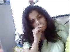 La jeune fille aime dominer