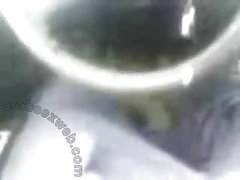 Brune sexy se promène dans les affaires sans culotte