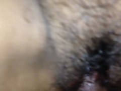 La couronne est une fille au bord de la piscine