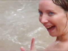 Elle s'enveloppa dans la chambre coucher et le sexe contre les intempéries