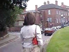 Sarah james attendit avec un mec