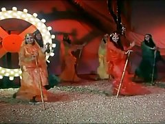 Le gars a conduit la jeune fille et dans des poses différentes