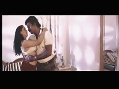 Jeu de brunette avec un gode sur le canapé