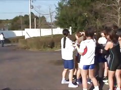 Mature femme pleasuring l'aide de la rose des jouets sexuels