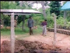 La brune et pénis en caoutchouc