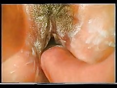 La mariée est satisfait par voie orale pour le marié