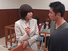 La prostituée de suzan wenera suce les membres de deux hommes