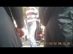 Les deux filles dans des costumes de lapins ont des godes