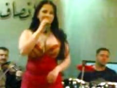 Retiré dans la rue une fille et ont maintenant