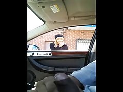 Baise avec un black travers le mur des toilettes