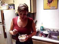 Fripouille rousse marie mccray s'amuse dans la danse