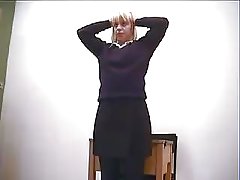 Sexy bronzé miette dans les mains d'un homme puissant