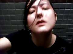 Sale garce asiatique dans de l'or de la robe!