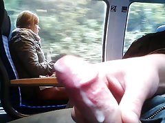 La jeune fille le gars sur le lit